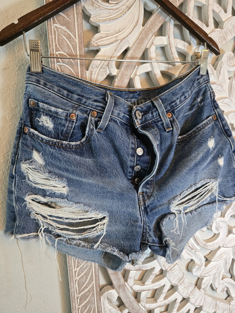 Levi's Women's 501 Distressed Denim Shorts Button Fly Frayed Hem 28 - Picture 5 of 11